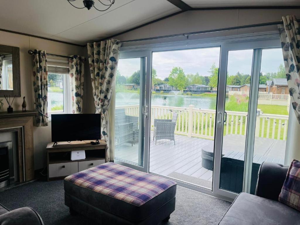Lakeside Escape With Hot Tub York Exterior photo